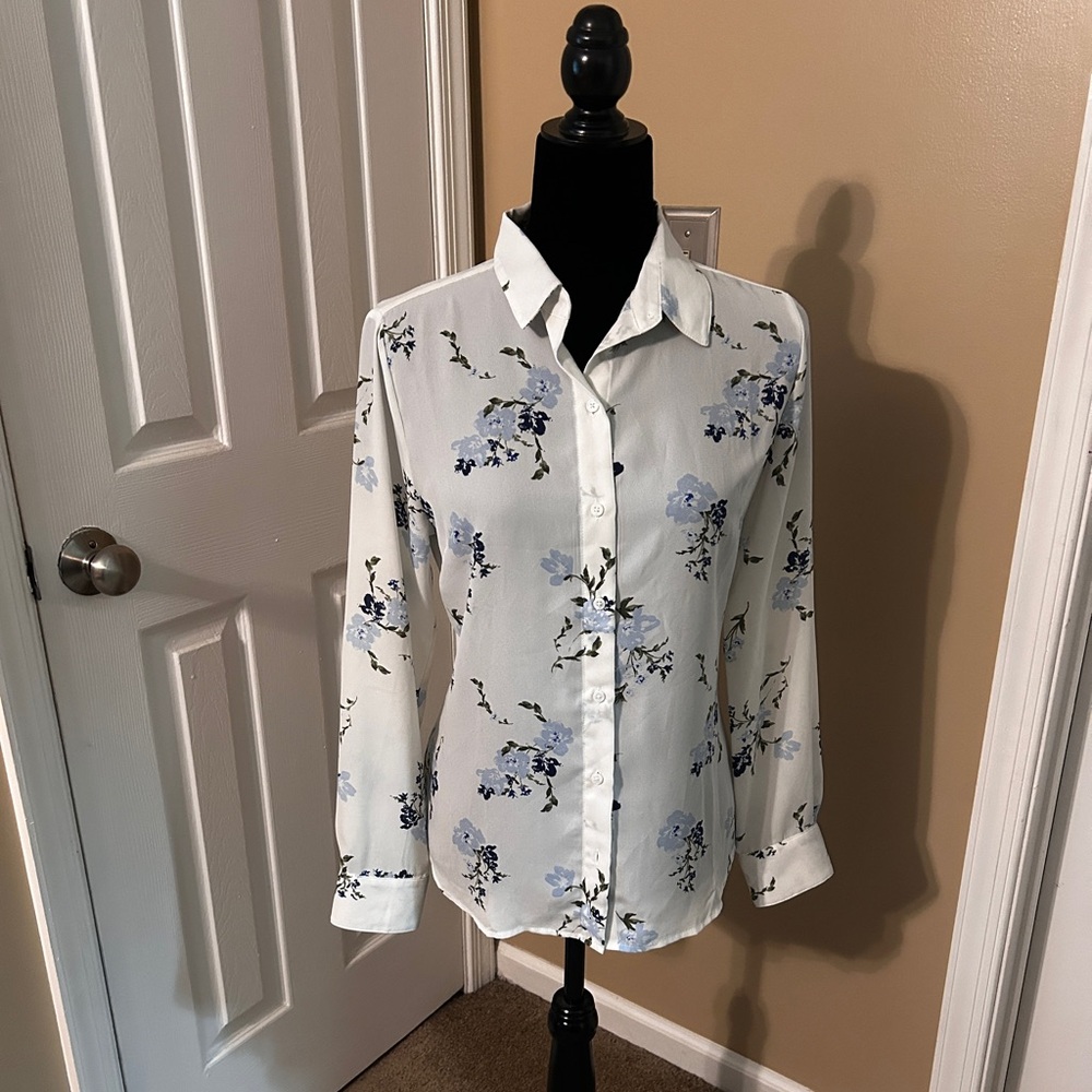 Beautiful Blouse, NWOT 💙🩵